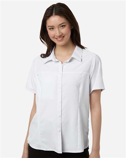 Photo de Women's UltraUVP Shoreline Chemise à Manches Courtes pour le Personnel - CORE365 - White - vue 6